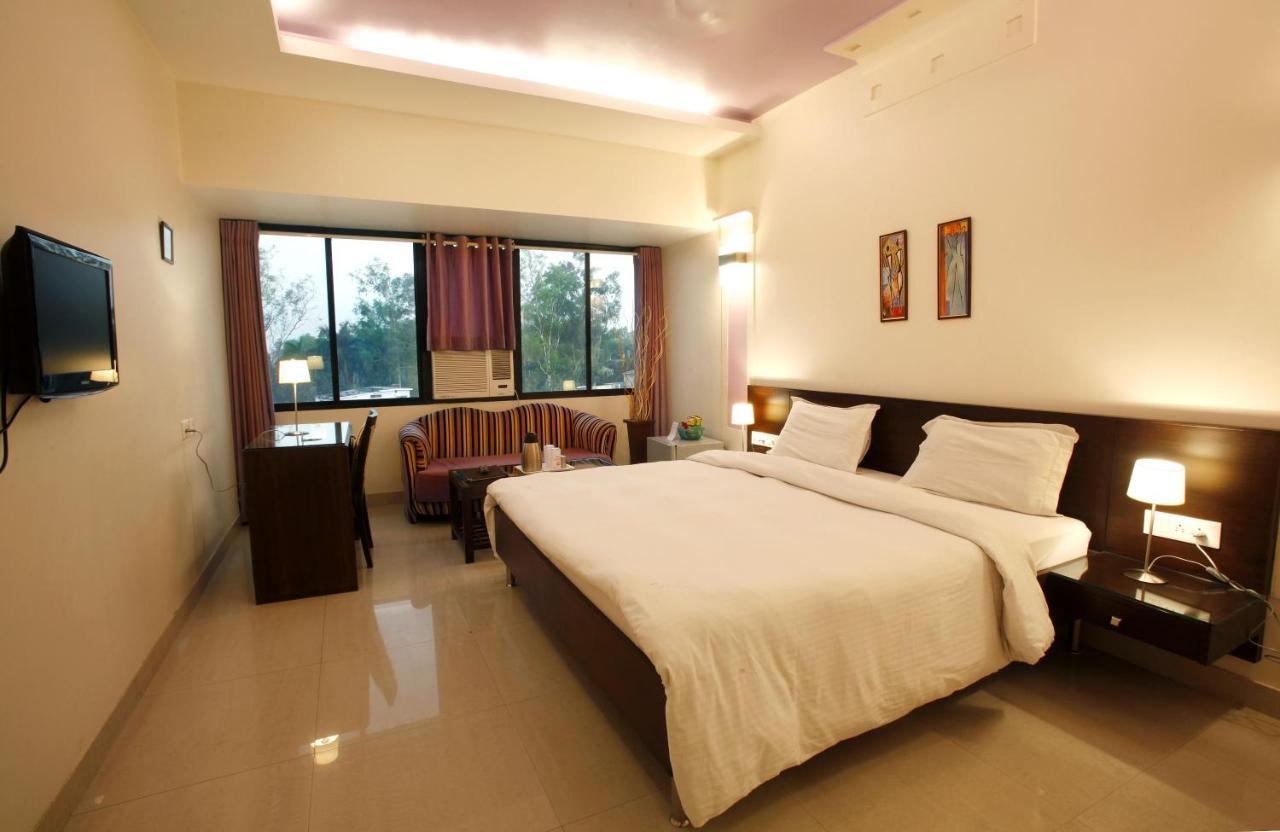 Shivoy Hotel Gorakhpur Exteriör bild