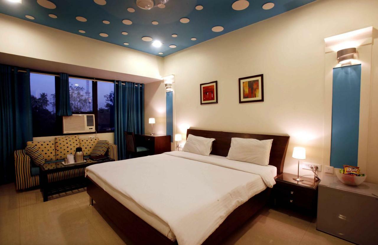 Shivoy Hotel Gorakhpur Exteriör bild