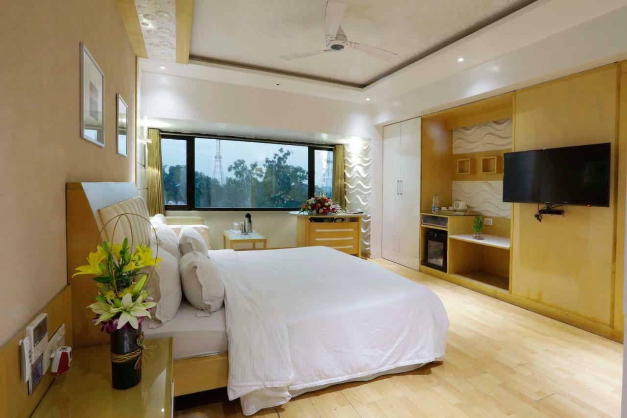 Shivoy Hotel Gorakhpur Exteriör bild